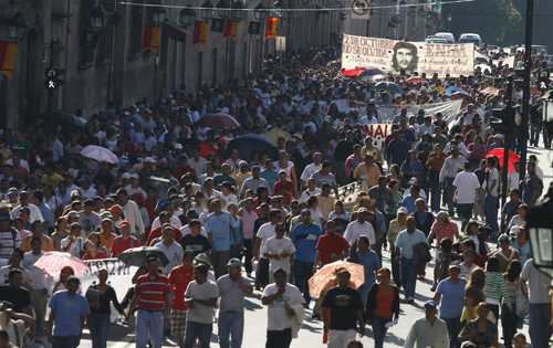 Miles de jóvenes marcharon ayer en el centro de Morelia