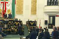 Diputados a la Asamblea Legislativa rindieron ayer honores a la bandera en la sesión solemne en memoria de los caídos el 2 de octubre de 1968, en la Plaza de las Tres Culturas, en Tlatelolco
