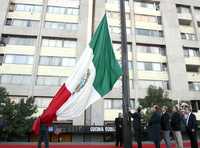 El jefe de Gobierno, Marcelo Ebrard, ex líderes estudiantiles del 68 y secretarios de su gabinete, durante el izamiento de la bandera a media asta, en Tlatelolco