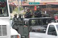 Elementos del Ejército Mexicano patrullan las calles del puerto de Acapulco, Guerrero, en vísperas de las elecciones locales