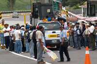 Profesores de Chilpancingo tomaron la Autopista del Sol por varias horas y dieron pase libre a automovilistas