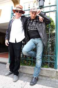 El legendario guitarrista estadunidense (izquierda) y el periodista español se presentaron en el festival Poesía en Voz Alta