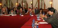 Evo Morales, presidente boliviano (extremo derecho) durante el diálogo con gobernadores ayer en Cochabamba