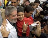 El presidente Luiz Inacio Lula da Silva luego de votar en las elecciones regionales en Sao Bernardo do Campo, Brasil