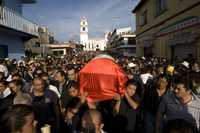 Miles de habitantes de Ixtapan de la Sal, estado de México, participaron ayer en el cortejo fúnebre del alcalde Salvador C. Vergara Cruz, asesinado el sábado en la comunidad de San Alejo, en los límites entre los estados de México y Guerrero