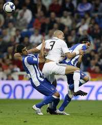 Pepe, del Real Madrid, lucha por el balón con Callejón y Sergio Sánchez (derecha), del Español