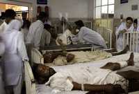 Paquistaníes heridos en un atentado suicida contra un diputado derechista de Liga Musulmana reciben atención en un hospital de Bhakkar, provincia de Punjab