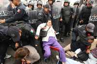 FUERZA CONTRA LA RESISTENCIA CIVIL. Integrantes de la Resistencia Civil Pacífica fueron desalojados ayer por elementos de la Policía Federal Preventiva en Donceles y Eje Central