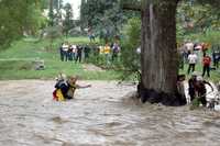 Elementos de protección civil del municipio de Guadalupe, Nuevo León, rescataron a cuatro niños que permanecieron largo tiempo agarrados a un árbol al intentar cruzar el río La Silla