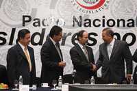 Los senadores Carlos Navarrete y Silvano Aureoles, del PRD; Gustavo Madero, del PAN, y Manlio Fabio Beltrones, del PRI, durante la firma del Pacto nacional de legisladores por el agua