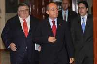 El presidente Felipe Calderón al término del anuncio sobre las modificaciones al presupuesto. Atrás aparecen el secretario de Hacienda, Agustín Carstens, y el titular de Economía, Gerardo Ruiz Mateos
