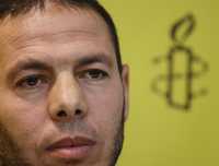 El marroquí Lahcen Ikassrien, que estuvo recluido en Guantánamo desde febrero de 2002 hasta julio de 2005, durante una rueda de prensa ayer con líderes de Amnistía Internacional en Madrid