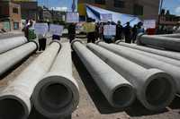 Integrantes del Movimiento en Defensa del Agua en Chimalhuacán, estado de México, obstruyeron las obras del macrocircuito hidráulico en protesta porque las autoridades estatales se han negado a darles información sobre el manejo y el destino del líquido
