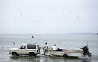Pescadores de Puerto San Carlos, municipio de Comondú, alejan sus botes de las playas ante el inminente arribo del huracán Norbert a costas de Baja California Sur