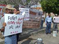 Un grupo de maestros disidentes protestó afuera de la sede de la inauguración de la 26 Sesión Extraordinaria del SNTE, en Hermosillo