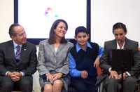 El presidente Calderón y su esposa Margarita Zavala, con la medallista de oro en Pekín, Nely Miranda, y su hijo