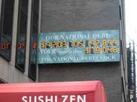El Reloj Nacional de la Deuda, instalado en Times Square, en Nueva York  Tomada de Internet