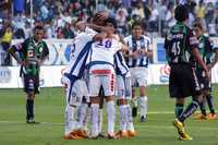 Juan Carlos Rojas, autor del segundo gol de los Tuzos, es felicitado por sus compañeros durante el encuentro en el que Pachuca derrotó a Santos