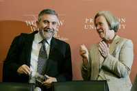 Paul Krugman, profesor de economía y relaciones internacionales de la Universidad de Princeton, es aplaudido por la rectora de esa institución, Shirley M. Tilghman, tras el anuncio de la premiación
