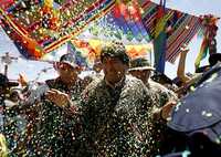Evo Morales, presidente boliviano, ayer en Caracollo al arrancar la marcha para exigir al Congreso fecha para el referendo constitucional