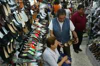 En los 709 locales del mercado, distribuidos en 13 pasillos, se expende todo tipo de calzado: deportivo, escolar, casual o ejecutivo
