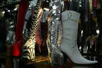 Tambien se pueden encontrar extravagantes diseños en botas con tacones de plataforma, utilizados por bailarinas