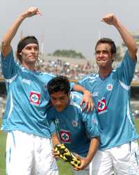Javier Orozco (centro) anotó el segundo tanto de Cruz Azul en la victoria 2-0 ante Pumas