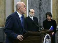 El secretario del Tesoro, Henry Paulson, junto al presidente de la Reserva Federal, Ben Bernanke (al fondo), durante el anuncio de ayer