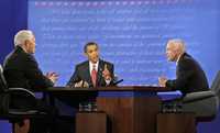 Los candidatos Barack Obama y John McCain, demócrata y republicano, respectivamente, ayer en el debate transmitido desde la Universidad Hofstra, en Hempstead, estado de Nueva York. A la izquierda, el moderador Bob Schieffer