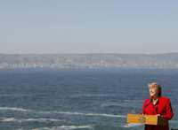 La presidenta chilena Michelle Bachelet habla después de la promulgación de una ley que prohíbe la caza de ballenas y delfines en las aguas jurisdiccionales de Chile, ayer durante una ceremonia en la ciudad de Concón