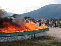 Pescadores de Salina Cruz quemaron lanchas y redes en protesta porque Petróleos Mexicanos se ha negado a dialogar sobre la restricción que impuso para pescar en la zona hace 15 años