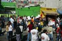 Comerciantes del mercado de Portales señalaron que mantedrán guardias afuera de la tienda de autoservicio Aurrerá hasta lograr su cierre