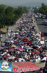Maestros y pobladores de Xoxocotla marchan por la carretera Alpuyeca-Jojutla en protesta por la represión de que fueron objeto durante los desalojos  realizados la semana pasada por PFP y Ejército