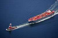 Un remolcador arrastra a un barco que usa petróleo en Long Island. El hallazgo de yacimientos petroleros en Cuba afectaría al mercado