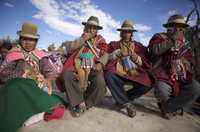 Partidarios del presidente Evo Morales descansan en el pueblo de Patacamaya, ayer durante el tercer día de la marcha indígena a la capital del país. Miles de bolivianos se dirigen a La Paz con la intención de presionar al Congreso para que llame a un referendo sobre la Constitución Política aprobada por la Asamblea Constituyente