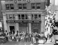 Imagen tomada el 24 de agosto de 1931, cuando una muchedumbre de cuentahabientes se agolpó frente a la oficina principal del Banco Nacional de Estados Unidos en Los Angeles, que un día antes había cerrado sus ocho sucursales en la ciudad por el pánico provocado por la Gran Depresión