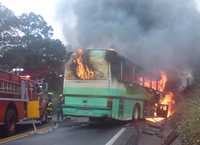 El autobús de pasajeros de la línea Flecha Verde se incendió, tras el choque con un tráiler en el kilómetro 43+400 de la carretera federal México-Zacatepec. El accidente provocó la muerte de 11 personas