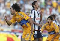 El tigre José Arturo Rivas festeja el gol que anotó al Monterrey para empatar provisionalmente el partido