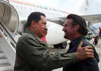 El presidente venezolano, Hugo Chávez, recibe en el aeropuerto de Cumaná, estado de Sucre, al actor y director Sean Penn, que más tarde acompañó al gobernante durante una inspección a una planta distribuidora de gas en la región