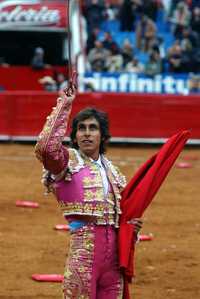 El matador Pepe López indultó a Guillo, sexto astado durante la tercera corrida de la tercera temporada grande en la México