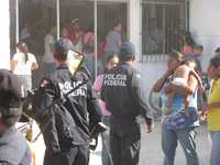 Familiares de los internos del penal de Reynosa piden a policías información sobre los reos heridos y muertos en un enfrentamiento entre internos que fue controlado por cientos de agentes y soldados