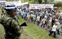 Soldados colombianos vigilan la marcha indígena contra el gobierno en la carretera que une a Colombia con Ecuador