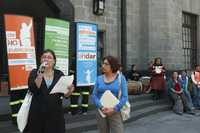 Las activistas Elsa Pérez y Martha Juárez, entre las oradoras en la manifestación de ayer frente a la Secretaría de Salud
