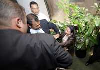 La diputada perredista Aleida Alavez cayó al piso durante los forcejeos con policías federales que le impidieron la entrada al lugar donde sesionó el Senado en la Torre del Caballito