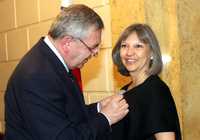 La investigadora Selma Ancira al recibir la medalla Pushkin, anteanoche, de manos del embajador ruso Valery Morozov