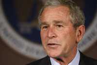 El presidente de Estados Unidos, George W. Bush, prepara un fraude electoral, según un artículo  publicado por la revista Rolling Stone, en el cual se afirma que unos 10 millones de votantes han sido borrados de las listas de electores 