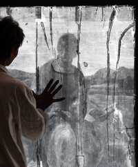 Un experto en bellas artes observa el cuadro mediante rayos X