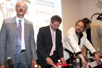 Francisco Gil Díaz, Miguel Moreta y Juan Sebastián Barberá durante la presentación del libro Historias pintadas y cuentos de amor en el Centro Cultural España