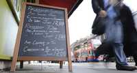 "Menú recesión" en una cafetería en Londres. Gran Bretaña es afectada por la desaceleración económica