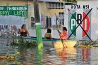 Habitantes del municipio de Tenosique, uno de los más afectados por las inundaciones en Tabasco, donde se encuentran parte de los más de 106 mil damnificados